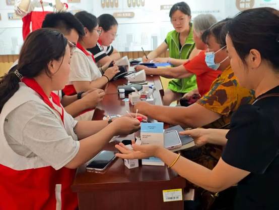 图片包含 游戏机, 桌子, 一群, 站AI 生成的内容可能不正确。 图片包含 游戏机, 桌子, 一群, 站AI 生成的内容可能不正确。